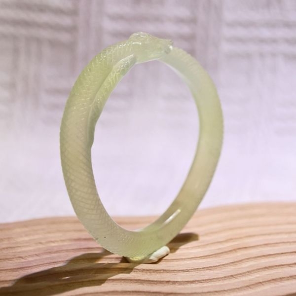 青淺碧靈│岫玉│蛇鐲-52mm 雕刻鐲,水晶手鐲,能量手鐲,雕刻水晶,手工雕刻,天然晶礦,能量飾品,療癒手環,雕花水晶鐲,原礦雕刻,水晶雕刻鐲