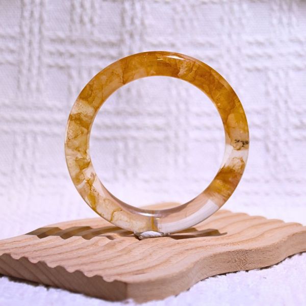 意外之財│黃膠花手鐲│圓骨鐲-54.8mm 水晶手鐲,手鐲,玉手鐲,水晶手鐲如何保養,紫水晶手鐲,粉晶手鐲,櫻花瑪瑙鐲,雕刻鐲,佘太翠,藍磷灰,黑曜石,手鐲款式,手鐲尺寸,手鐲鐲型,天然水晶手鐲,水晶手鐲功效