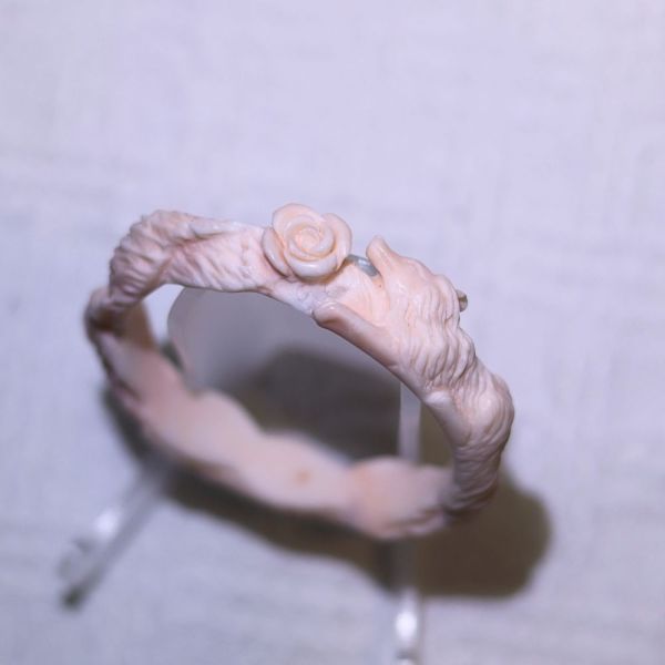 狐狸與玫瑰│碳酸鹽玉手鐲│雕刻鐲-55.3mm 水晶手鐲,手鐲,玉手鐲,水晶手鐲如何保養,紫水晶手鐲,粉晶手鐲,櫻花瑪瑙鐲,雕刻鐲,佘太翠,藍磷灰,黑曜石,手鐲款式,手鐲尺寸,手鐲鐲型,天然水晶手鐲,水晶手鐲功效