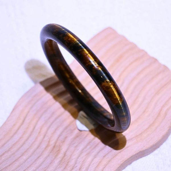 自信招財│虎眼石手鐲│圓骨鐲-59.2mm 水晶手鐲,開運手鐲,招財手鐲,招財水晶手鐲推薦,粉水晶手鐲,紫水晶手鐲,黃水晶手鐲,黑曜石手鐲,女生適合戴的水晶手鐲,2025年最旺水晶手鐲,水晶手鏈,水晶飾品,水晶手鐲佩戴禁忌