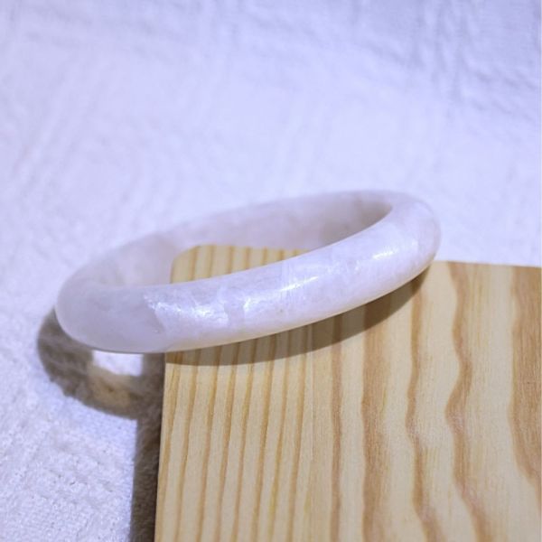 消除惡夢│日月同輝手鐲│平安鐲-55.8mm 水晶手鐲,手鐲,玉手鐲,水晶手鐲如何保養,紫水晶手鐲,粉晶手鐲,櫻花瑪瑙鐲,雕刻鐲,佘太翠,藍磷灰,黑曜石,手鐲款式,手鐲尺寸,手鐲鐲型,天然水晶手鐲,水晶手鐲功效