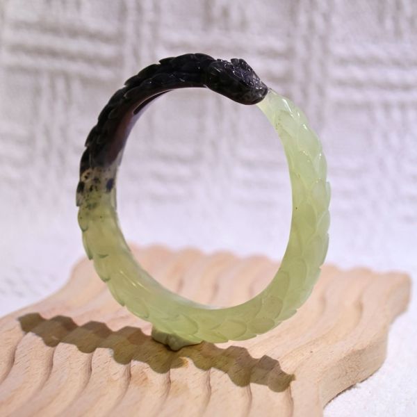 玄青冥蛇│岫玉│蛇鐲-49.7mm 雕刻鐲,水晶手鐲,能量手鐲,雕刻水晶,手工雕刻,天然晶礦,能量飾品,療癒手環,雕花水晶鐲,原礦雕刻,水晶雕刻鐲
