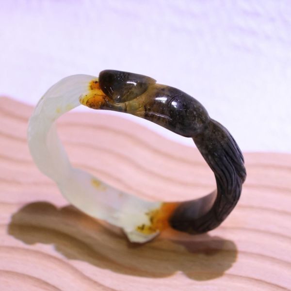 雙色趴狐│岫玉│狐狸鐲-50.5mm 雕刻鐲,水晶手鐲,能量手鐲,雕刻水晶,手工雕刻,天然晶礦,能量飾品,療癒手環,雕花水晶鐲,原礦雕刻,水晶雕刻鐲