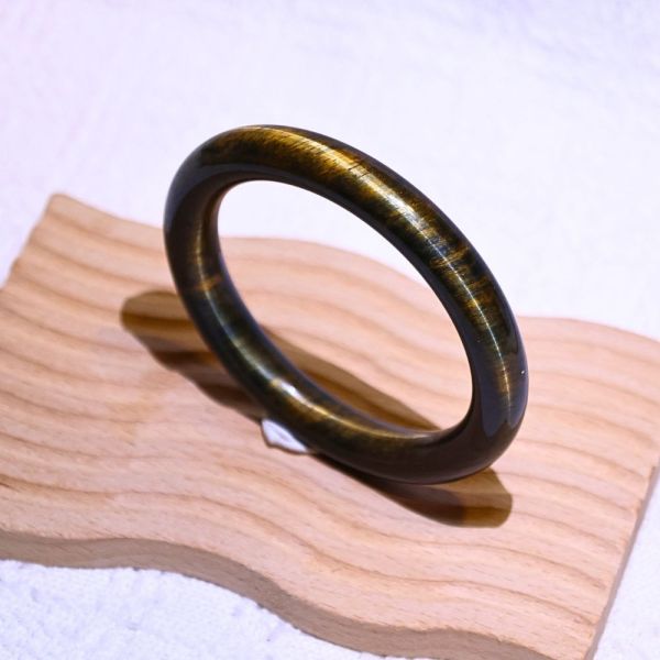 自信招財│虎眼石手鐲│圓骨鐲-57.3mm 水晶手鐲,開運手鐲,招財手鐲,招財水晶手鐲推薦,粉水晶手鐲,紫水晶手鐲,黃水晶手鐲,黑曜石手鐲,女生適合戴的水晶手鐲,2025年最旺水晶手鐲,水晶手鏈,水晶飾品,水晶手鐲佩戴禁忌