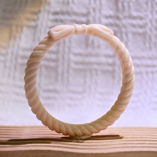 蝴蝶結麻花│碳酸鹽玉│雕刻鐲-61mm 雕刻鐲,水晶手鐲,能量手鐲,雕刻水晶,手工雕刻,天然晶礦,能量飾品,療癒手環,雕花水晶鐲,原礦雕刻,水晶雕刻鐲