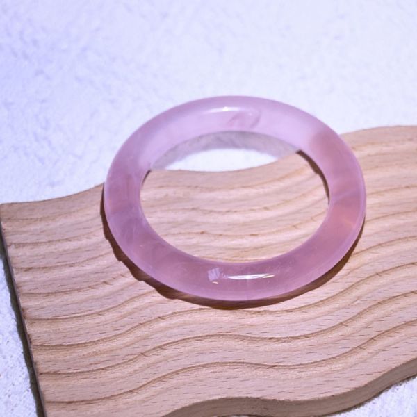 愛情之石│粉晶手鐲│圓骨鐲-53.3mm 水晶手鐲,手鐲,玉手鐲,水晶手鐲如何保養,紫水晶手鐲,粉晶手鐲,櫻花瑪瑙鐲,雕刻鐲,佘太翠,藍磷灰,黑曜石,手鐲款式,手鐲尺寸,手鐲鐲型,天然水晶手鐲,水晶手鐲功效