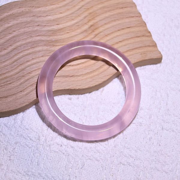 愛情之石│粉晶手鐲│圓骨鐲-52.7mm 水晶手鐲,手鐲,玉手鐲,水晶手鐲如何保養,紫水晶手鐲,粉晶手鐲,櫻花瑪瑙鐲,雕刻鐲,佘太翠,藍磷灰,黑曜石,手鐲款式,手鐲尺寸,手鐲鐲型,天然水晶手鐲,水晶手鐲功效