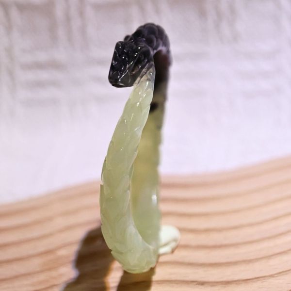 玄青冥蛇│岫玉│蛇鐲-49.7mm 雕刻鐲,水晶手鐲,能量手鐲,雕刻水晶,手工雕刻,天然晶礦,能量飾品,療癒手環,雕花水晶鐲,原礦雕刻,水晶雕刻鐲