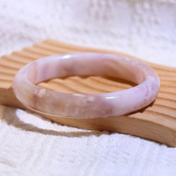 友愛與希望│櫻花瑪瑙手鐲│平安鐲-55mm 水晶手鐲,手鐲,玉手鐲,水晶手鐲如何保養,紫水晶手鐲,粉晶手鐲,櫻花瑪瑙鐲,雕刻鐲,佘太翠,藍磷灰,黑曜石,手鐲款式,手鐲尺寸,手鐲鐲型,天然水晶手鐲,水晶手鐲功效