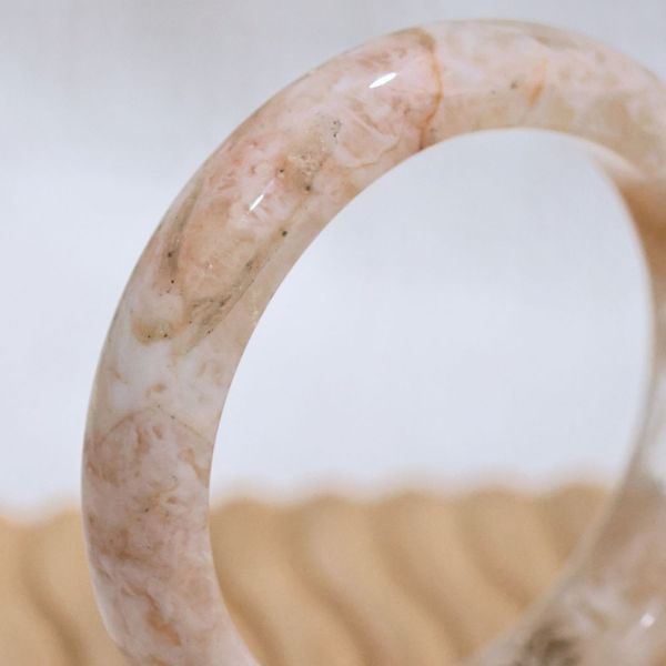 祈願之石│雪花幽靈手鐲│平安鐲-52mm 水晶手鐲,手鐲,玉手鐲,水晶手鐲如何保養,紫水晶手鐲,粉晶手鐲,櫻花瑪瑙鐲,雕刻鐲,佘太翠,藍磷灰,黑曜石,手鐲款式,手鐲尺寸,手鐲鐲型,天然水晶手鐲,水晶手鐲功效