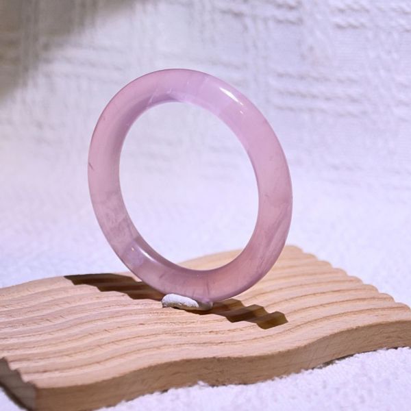 愛情之石│粉晶手鐲│圓骨鐲-52.5mm 水晶,礦石,晶礦,水晶手鐲,手鐲,水晶手串,手串,脈輪,磁場,療癒,淨化,紫水晶,粉晶,櫻花瑪瑙,草莓晶