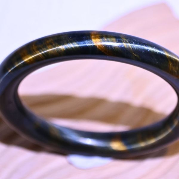 自信招財│虎眼石手鐲│圓骨鐲-57.3mm 水晶手鐲,開運手鐲,招財手鐲,招財水晶手鐲推薦,粉水晶手鐲,紫水晶手鐲,黃水晶手鐲,黑曜石手鐲,女生適合戴的水晶手鐲,2025年最旺水晶手鐲,水晶手鏈,水晶飾品,水晶手鐲佩戴禁忌