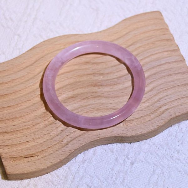 愛情之石│粉晶手鐲│圓骨鐲-49.3mm 水晶手鐲,手鐲,玉手鐲,水晶手鐲如何保養,紫水晶手鐲,粉晶手鐲,櫻花瑪瑙鐲,雕刻鐲,佘太翠,藍磷灰,黑曜石,手鐲款式,手鐲尺寸,手鐲鐲型,天然水晶手鐲,水晶手鐲功效