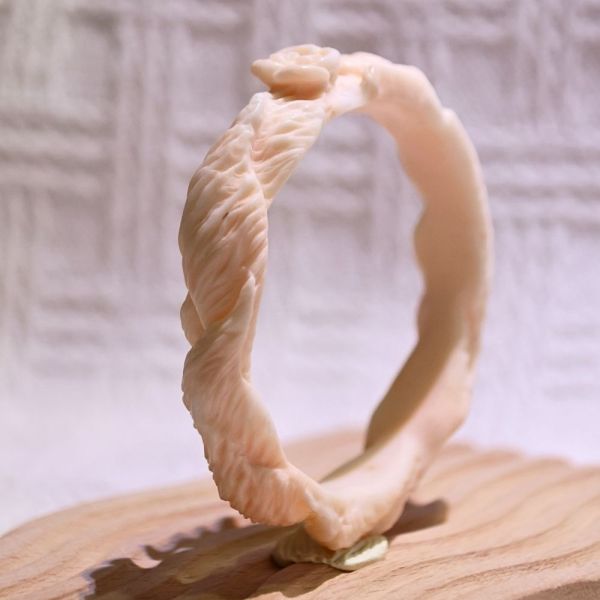 狐狸與玫瑰│碳酸鹽玉│雕刻鐲-55.3mm 雕刻鐲,水晶手鐲,能量手鐲,雕刻水晶,手工雕刻,天然晶礦,能量飾品,療癒手環,雕花水晶鐲,原礦雕刻,水晶雕刻鐲