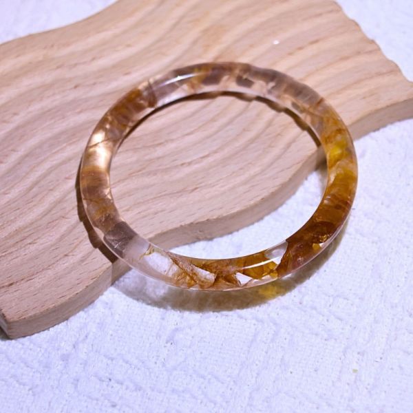 意外之財│黃膠花手鐲│圓骨鐲-56.8mm 水晶手鐲,手鐲,玉手鐲,水晶手鐲如何保養,紫水晶手鐲,粉晶手鐲,櫻花瑪瑙鐲,雕刻鐲,佘太翠,藍磷灰,黑曜石,手鐲款式,手鐲尺寸,手鐲鐲型,天然水晶手鐲,水晶手鐲功效