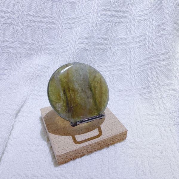 綠影水晶手鐲-55.7mm 水晶手鐲,手鐲,玉手鐲,水晶手鐲如何保養,紫水晶手鐲,粉晶手鐲,櫻花瑪瑙鐲,雕刻鐲,佘太翠,藍磷灰,黑曜石,手鐲款式,手鐲尺寸,手鐲鐲型,天然水晶手鐲,水晶手鐲功效