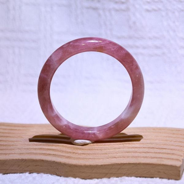 愛情之石│粉晶手鐲│平安鐲-50.2mm 水晶手鐲,開運手鐲,招財手鐲,招財水晶手鐲推薦,粉水晶手鐲,紫水晶手鐲,黃水晶手鐲,黑曜石手鐲,女生適合戴的水晶手鐲,2025年最旺水晶手鐲,水晶手鏈,水晶飾品,水晶手鐲佩戴禁忌