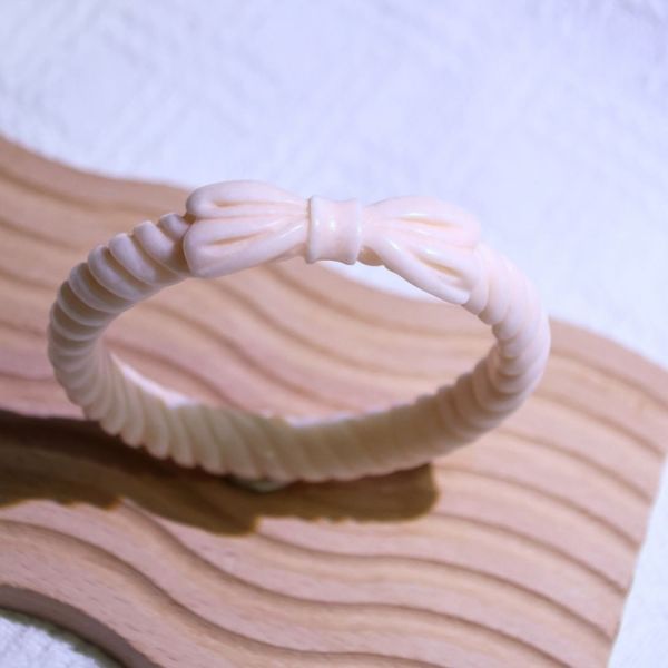 蝴蝶結麻花│碳酸鹽玉│雕刻鐲-61mm 雕刻鐲,水晶手鐲,能量手鐲,雕刻水晶,手工雕刻,天然晶礦,能量飾品,療癒手環,雕花水晶鐲,原礦雕刻,水晶雕刻鐲