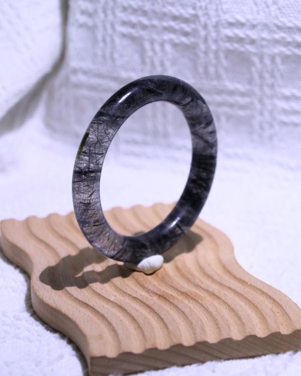 領袖之石│黑髮晶手鐲│圓骨鐲-52.1mm 水晶手鐲,手鐲,玉手鐲,水晶手鐲如何保養,紫水晶手鐲,粉晶手鐲,櫻花瑪瑙鐲,雕刻鐲,佘太翠,藍磷灰,黑曜石,手鐲款式,手鐲尺寸,手鐲鐲型,天然水晶手鐲,水晶手鐲功效