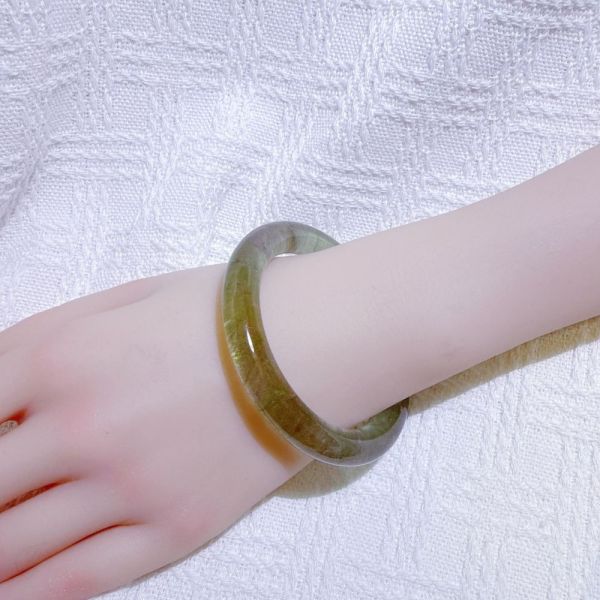 綠影水晶手鐲-55.7mm 水晶手鐲,手鐲,玉手鐲,水晶手鐲如何保養,紫水晶手鐲,粉晶手鐲,櫻花瑪瑙鐲,雕刻鐲,佘太翠,藍磷灰,黑曜石,手鐲款式,手鐲尺寸,手鐲鐲型,天然水晶手鐲,水晶手鐲功效