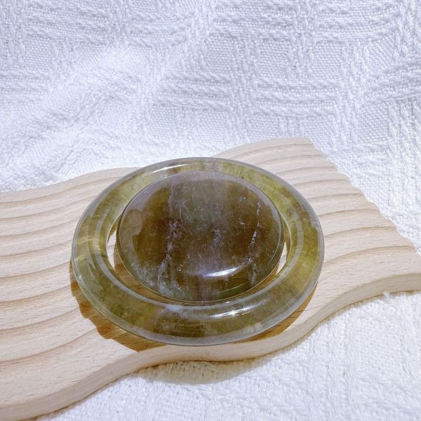 綠影水晶手鐲-55.7mm 水晶手鐲,手鐲,玉手鐲,水晶手鐲如何保養,紫水晶手鐲,粉晶手鐲,櫻花瑪瑙鐲,雕刻鐲,佘太翠,藍磷灰,黑曜石,手鐲款式,手鐲尺寸,手鐲鐲型,天然水晶手鐲,水晶手鐲功效