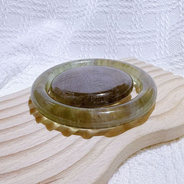 綠影水晶手鐲-55.7mm 水晶手鐲,手鐲,玉手鐲,水晶手鐲如何保養,紫水晶手鐲,粉晶手鐲,櫻花瑪瑙鐲,雕刻鐲,佘太翠,藍磷灰,黑曜石,手鐲款式,手鐲尺寸,手鐲鐲型,天然水晶手鐲,水晶手鐲功效