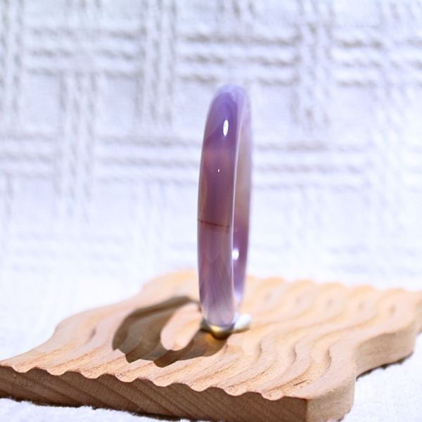 魅力展現│紫玉髓手鐲│貴妃鐲-53mm 水晶手鐲,手鐲,玉手鐲,水晶手鐲如何保養,紫水晶手鐲,粉晶手鐲,櫻花瑪瑙鐲,雕刻鐲,佘太翠,藍磷灰,黑曜石,手鐲款式,手鐲尺寸,手鐲鐲型,天然水晶手鐲,水晶手鐲功效