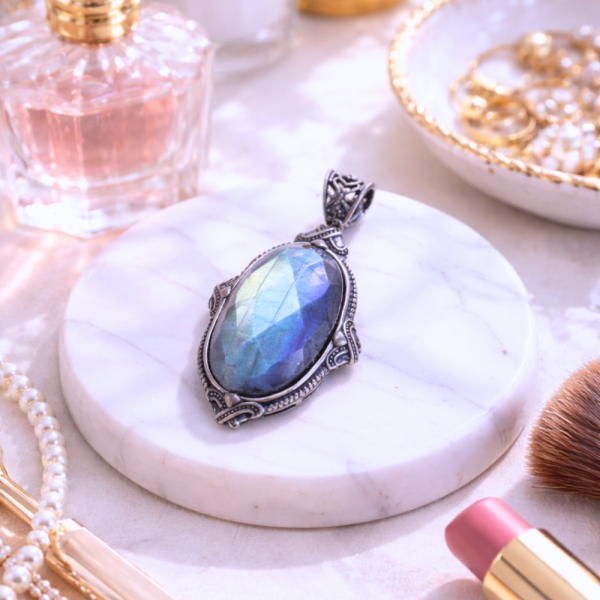 【歐洛菈】拉長吊墜｜鑽石切割面 水晶,礦石,晶礦,水晶手鐲,手鐲,水晶手串,手串,脈輪,磁場,療癒,淨化,紫水晶,粉晶,櫻花瑪瑙,草莓晶