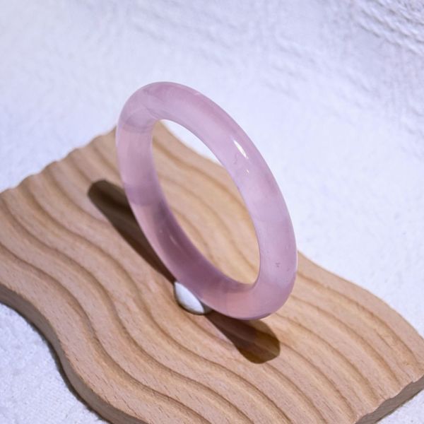 愛情之石│粉晶手鐲│圓骨鐲-52.7mm 水晶手鐲,手鐲,玉手鐲,水晶手鐲如何保養,紫水晶手鐲,粉晶手鐲,櫻花瑪瑙鐲,雕刻鐲,佘太翠,藍磷灰,黑曜石,手鐲款式,手鐲尺寸,手鐲鐲型,天然水晶手鐲,水晶手鐲功效