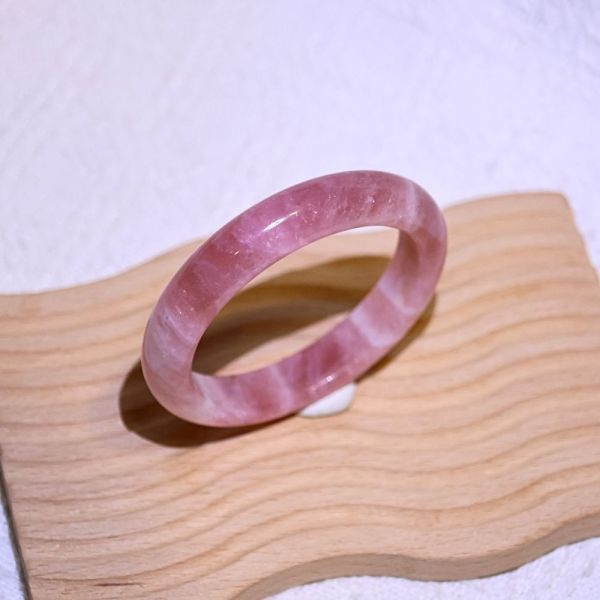 愛情之石│粉晶手鐲│平安鐲-50.2mm 水晶手鐲,開運手鐲,招財手鐲,招財水晶手鐲推薦,粉水晶手鐲,紫水晶手鐲,黃水晶手鐲,黑曜石手鐲,女生適合戴的水晶手鐲,2025年最旺水晶手鐲,水晶手鏈,水晶飾品,水晶手鐲佩戴禁忌