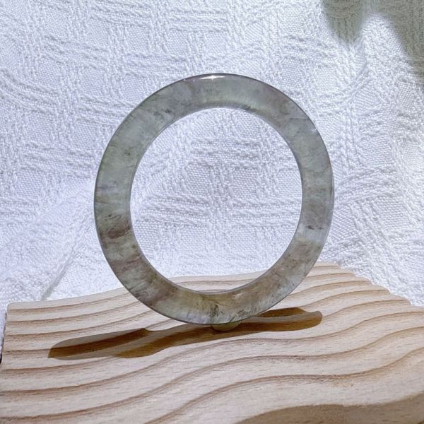 綠影水晶手鐲-54mm 水晶手鐲,手鐲,玉手鐲,水晶手鐲如何保養,紫水晶手鐲,粉晶手鐲,櫻花瑪瑙鐲,雕刻鐲,佘太翠,藍磷灰,黑曜石,手鐲款式,手鐲尺寸,手鐲鐲型,天然水晶手鐲,水晶手鐲功效