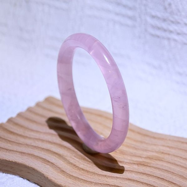 愛情之石│粉晶手鐲│圓骨鐲-50.5mm 水晶手鐲,手鐲,玉手鐲,水晶手鐲如何保養,紫水晶手鐲,粉晶手鐲,櫻花瑪瑙鐲,雕刻鐲,佘太翠,藍磷灰,黑曜石,手鐲款式,手鐲尺寸,手鐲鐲型,天然水晶手鐲,水晶手鐲功效