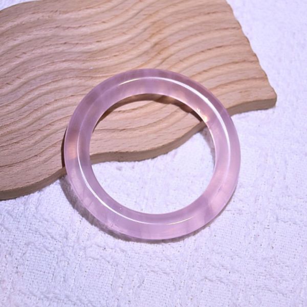 愛情之石│粉晶手鐲│圓骨鐲-53.3mm 水晶手鐲,手鐲,玉手鐲,水晶手鐲如何保養,紫水晶手鐲,粉晶手鐲,櫻花瑪瑙鐲,雕刻鐲,佘太翠,藍磷灰,黑曜石,手鐲款式,手鐲尺寸,手鐲鐲型,天然水晶手鐲,水晶手鐲功效