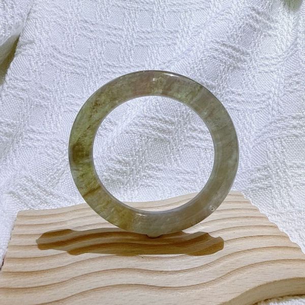 綠影水晶手鐲-54.7mm 水晶手鐲,手鐲,玉手鐲,水晶手鐲如何保養,紫水晶手鐲,粉晶手鐲,櫻花瑪瑙鐲,雕刻鐲,佘太翠,藍磷灰,黑曜石,手鐲款式,手鐲尺寸,手鐲鐲型,天然水晶手鐲,水晶手鐲功效