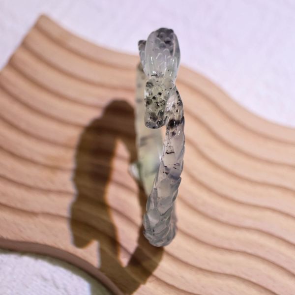 墨芯小蛟│岫玉│蛟龍鐲-52mm 雕刻鐲,水晶手鐲,能量手鐲,雕刻水晶,手工雕刻,天然晶礦,能量飾品,療癒手環,雕花水晶鐲,原礦雕刻,水晶雕刻鐲
