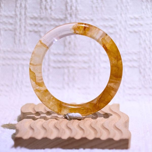 意外之財│黃膠花手鐲│圓骨鐲-54.8mm 水晶手鐲,手鐲,玉手鐲,水晶手鐲如何保養,紫水晶手鐲,粉晶手鐲,櫻花瑪瑙鐲,雕刻鐲,佘太翠,藍磷灰,黑曜石,手鐲款式,手鐲尺寸,手鐲鐲型,天然水晶手鐲,水晶手鐲功效