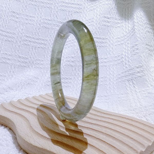 綠影水晶手鐲-55.7mm 水晶手鐲,手鐲,玉手鐲,水晶手鐲如何保養,紫水晶手鐲,粉晶手鐲,櫻花瑪瑙鐲,雕刻鐲,佘太翠,藍磷灰,黑曜石,手鐲款式,手鐲尺寸,手鐲鐲型,天然水晶手鐲,水晶手鐲功效