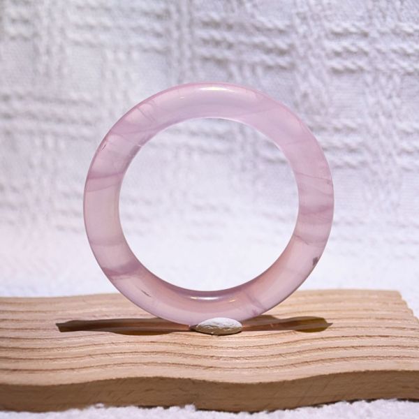 愛情之石│粉晶手鐲│圓骨鐲-52.7mm 水晶手鐲,手鐲,玉手鐲,水晶手鐲如何保養,紫水晶手鐲,粉晶手鐲,櫻花瑪瑙鐲,雕刻鐲,佘太翠,藍磷灰,黑曜石,手鐲款式,手鐲尺寸,手鐲鐲型,天然水晶手鐲,水晶手鐲功效