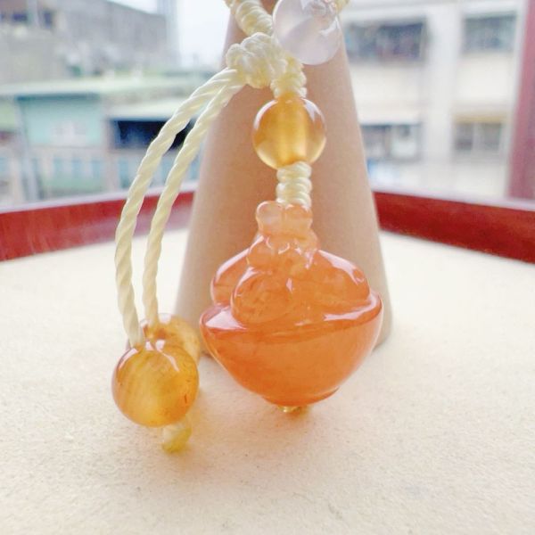 【歐洛菈】瑪瑙雕刻小件-湯圓兔隨意扣G 水晶,礦石,晶礦,水晶手鐲,手鐲,水晶手串,手串,脈輪,磁場,療癒,淨化,紫水晶,粉晶,櫻花瑪瑙,草莓晶