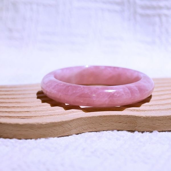 愛情之石│粉晶手鐲│平安鐲-50.2mm 水晶手鐲,開運手鐲,招財手鐲,招財水晶手鐲推薦,粉水晶手鐲,紫水晶手鐲,黃水晶手鐲,黑曜石手鐲,女生適合戴的水晶手鐲,2025年最旺水晶手鐲,水晶手鏈,水晶飾品,水晶手鐲佩戴禁忌