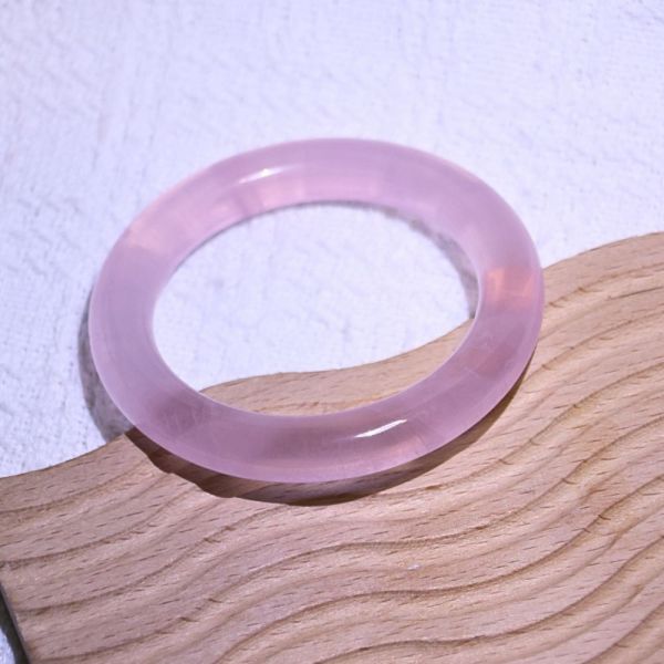愛情之石│粉晶手鐲│圓骨鐲-52.7mm 水晶手鐲,手鐲,玉手鐲,水晶手鐲如何保養,紫水晶手鐲,粉晶手鐲,櫻花瑪瑙鐲,雕刻鐲,佘太翠,藍磷灰,黑曜石,手鐲款式,手鐲尺寸,手鐲鐲型,天然水晶手鐲,水晶手鐲功效