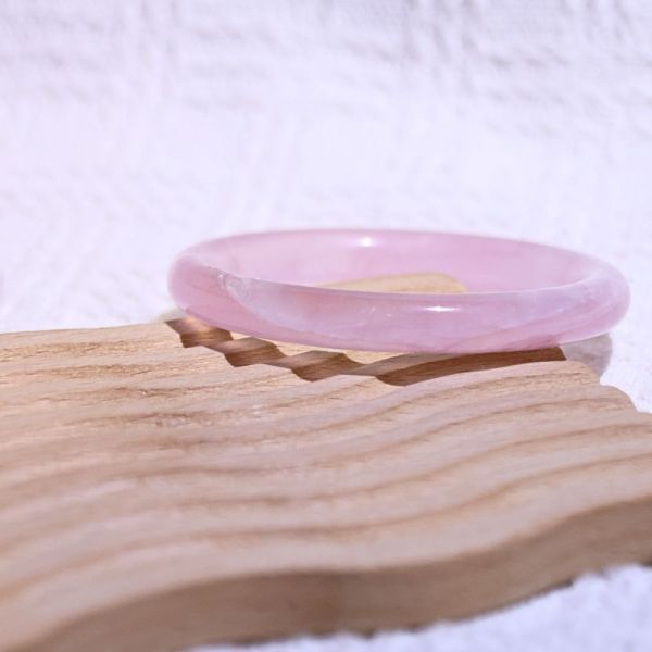 愛情之石│粉晶手鐲│圓骨鐲-49.3mm 水晶手鐲,手鐲,玉手鐲,水晶手鐲如何保養,紫水晶手鐲,粉晶手鐲,櫻花瑪瑙鐲,雕刻鐲,佘太翠,藍磷灰,黑曜石,手鐲款式,手鐲尺寸,手鐲鐲型,天然水晶手鐲,水晶手鐲功效