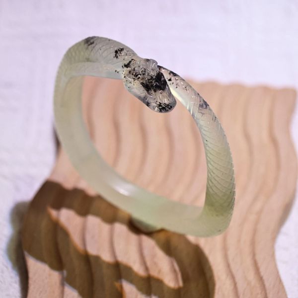 青墨蒼蛇│岫玉│蛇鐲-56.2mm 雕刻鐲,水晶手鐲,能量手鐲,雕刻水晶,手工雕刻,天然晶礦,能量飾品,療癒手環,雕花水晶鐲,原礦雕刻,水晶雕刻鐲