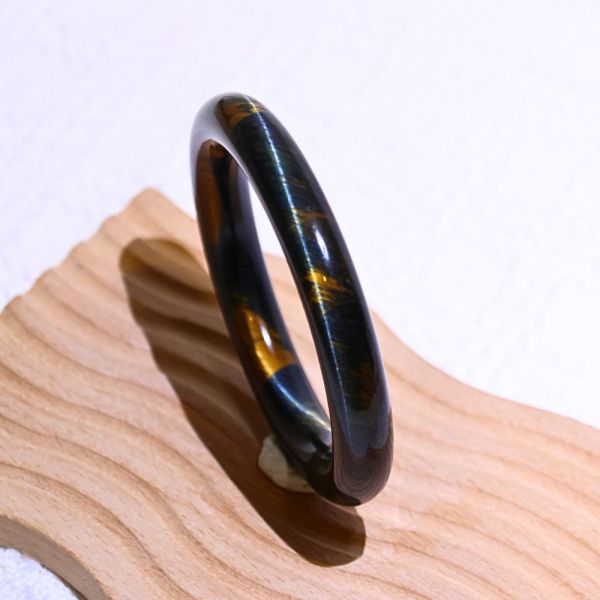 自信招財│虎眼石手鐲│圓骨鐲-54mm 水晶手鐲,開運手鐲,招財手鐲,招財水晶手鐲推薦,粉水晶手鐲,紫水晶手鐲,黃水晶手鐲,黑曜石手鐲,女生適合戴的水晶手鐲,2025年最旺水晶手鐲,水晶手鏈,水晶飾品,水晶手鐲佩戴禁忌