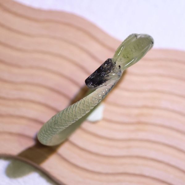 墨靈青淵│岫玉│蛟龍鐲-55.3mm 雕刻鐲,水晶手鐲,能量手鐲,雕刻水晶,手工雕刻,天然晶礦,能量飾品,療癒手環,雕花水晶鐲,原礦雕刻,水晶雕刻鐲