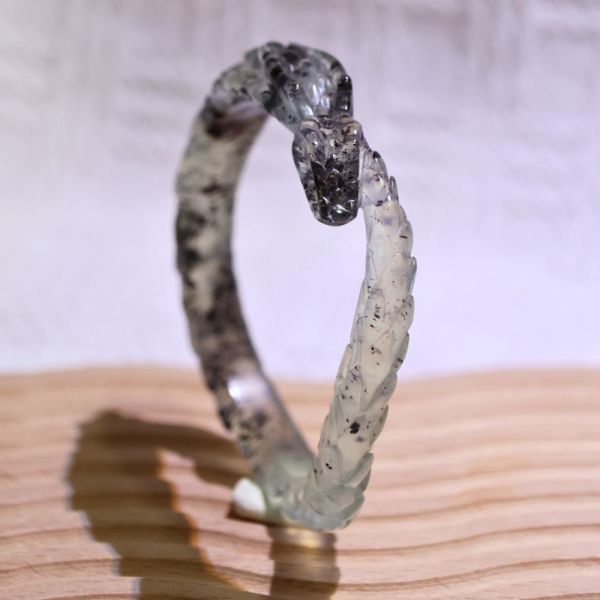 墨心幽蛟│岫玉│蛟龍鐲-52mm 雕刻鐲,水晶手鐲,能量手鐲,雕刻水晶,手工雕刻,天然晶礦,能量飾品,療癒手環,雕花水晶鐲,原礦雕刻,水晶雕刻鐲