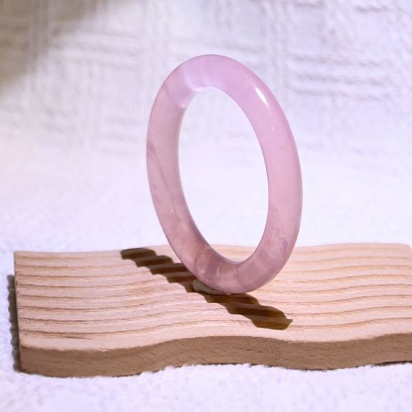 愛情之石│粉晶手鐲│圓骨鐲-52.5mm 水晶,礦石,晶礦,水晶手鐲,手鐲,水晶手串,手串,脈輪,磁場,療癒,淨化,紫水晶,粉晶,櫻花瑪瑙,草莓晶