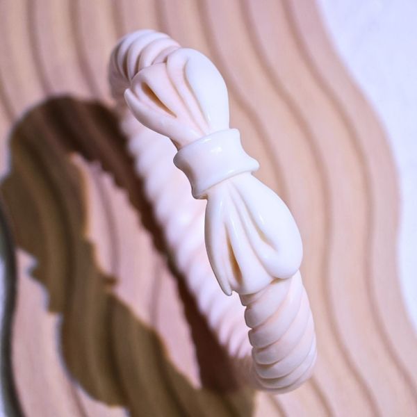 蝴蝶結麻花│碳酸鹽玉│雕刻鐲-57mm 雕刻鐲,水晶手鐲,能量手鐲,雕刻水晶,手工雕刻,天然晶礦,能量飾品,療癒手環,雕花水晶鐲,原礦雕刻,水晶雕刻鐲