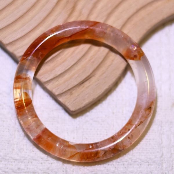 開運招財│紅膠花手鐲│圓骨鐲-51.6mm 水晶手鐲,手鐲,玉手鐲,水晶手鐲如何保養,紫水晶手鐲,粉晶手鐲,櫻花瑪瑙鐲,雕刻鐲,佘太翠,藍磷灰,黑曜石,手鐲款式,手鐲尺寸,手鐲鐲型,天然水晶手鐲,水晶手鐲功效