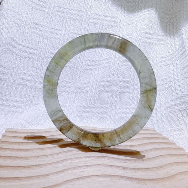 綠影水晶手鐲-55.7mm 水晶手鐲,手鐲,玉手鐲,水晶手鐲如何保養,紫水晶手鐲,粉晶手鐲,櫻花瑪瑙鐲,雕刻鐲,佘太翠,藍磷灰,黑曜石,手鐲款式,手鐲尺寸,手鐲鐲型,天然水晶手鐲,水晶手鐲功效